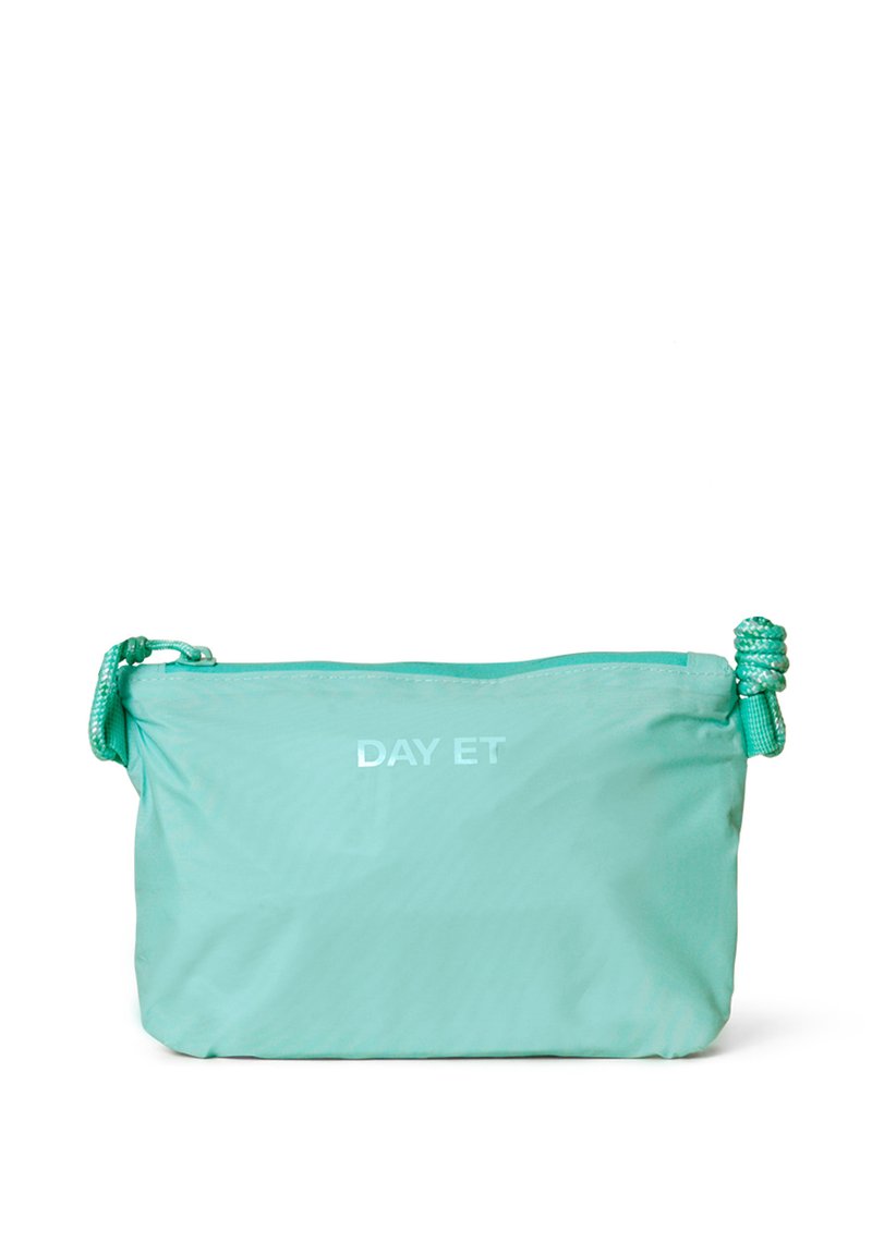 Mintgroene nylon tas met een ritssluiting, touwhandvat en reflecterend "DAY ET" logo. Gladde textuur, compacte rechthoekige vorm en een minimaal design.