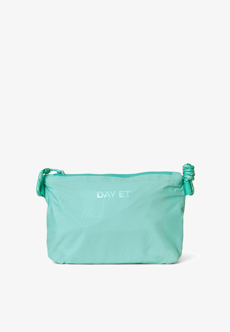 Borsa in nylon verde menta con chiusura a zip, manico in corda e logo riflettente "DAY ET". Texture liscia, forma rettangolare compatta e design minimale.