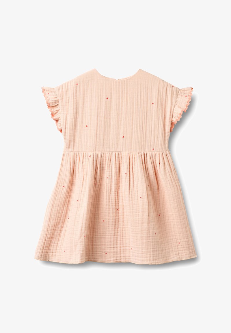 Robe en coton rose avec manches à volants, taille froncée et motifs subtils de petits points rouges. Tissu doux et texturé ; fermeture à boutons au dos.