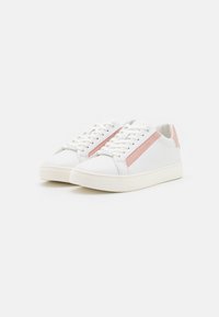 Sneaker bianche con pelle liscia, dettagli rosa, punta tonda e suola in gomma texture. Lacci e dettagli del logo sul lato.