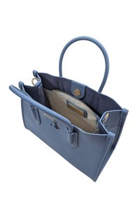 Borsa a mano in pelle blu con due manici superiori, design aperto, fodera interna beige, tasche interne e hardware in tonalità oro.
