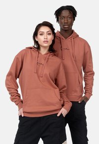 Karl Kani - SMALL SIGNATURE ESSENTIAL HOODIE UNISEX - Hoodie - dark copper Miniatyrbilde 1