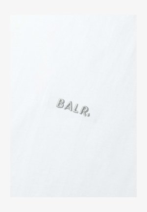 Biała tkanina z haftowanym napisem "BALR." w srebrnym odcieniu. Materiał ma gładką, lekko teksturowaną powierzchnię.