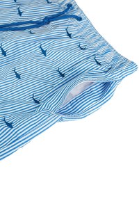 Pantaloni da bagno a righe blu con motivi di pesci ricamati, dotati di vita con cordoncino e di un tessuto leggero.