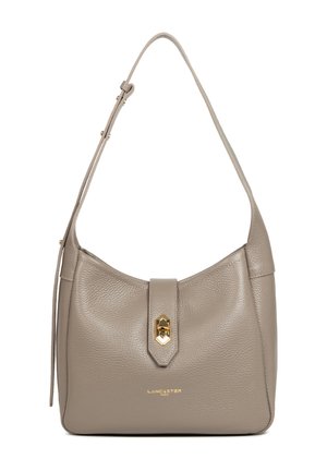 Sac à main en cuir gris avec une forme courbée, une surface texturée, des accents en matériel doré et une fermeture magnétique centrale. Bandoulière réglable.