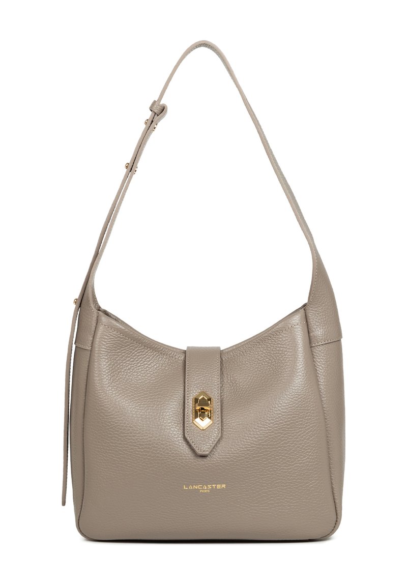 Sac à main en cuir gris avec une forme courbée, une surface texturée, des accents en matériel doré et une fermeture magnétique centrale. Bandoulière réglable.