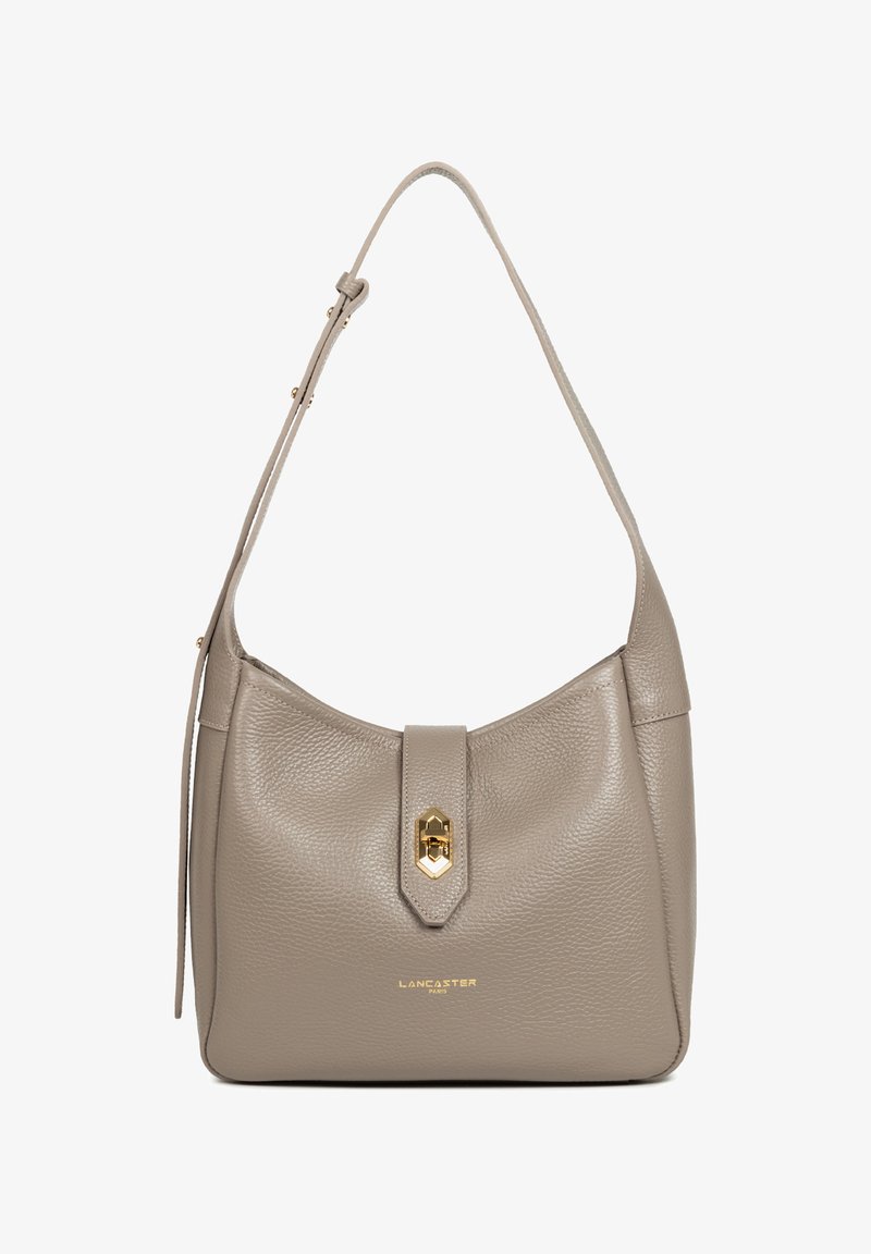 Sac à main en cuir gris avec une forme courbée, une surface texturée, des accents en matériel doré et une fermeture magnétique centrale. Bandoulière réglable.