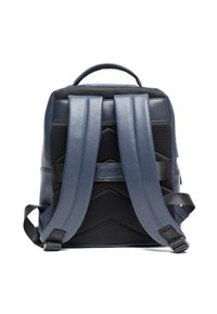 Laivastonsininen reppu, jossa on kuvioitua synteettistä materiaalia, pehmustetut olkahihnat, verkkokoristeet ja vahvistettu kahva yläosassa.