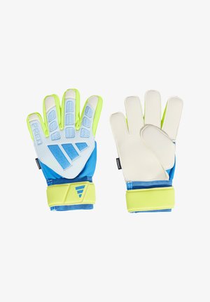 Person trägt einen weißen Torwarthandschuh mit neon-gelbem Handgelenksband und blauem Riemen, die Finger vor einem einfarbigen hellen Hintergrund gespreizt.