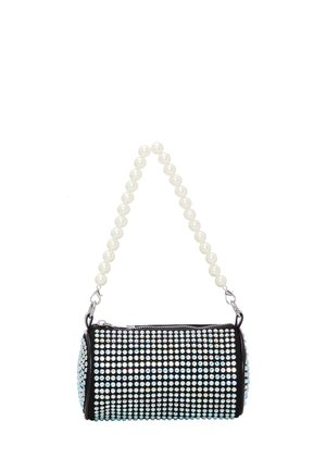 Borsa cilindrica nera ricoperta di strass trasparenti, dotata di una tracolla in perle detachable e di accessori in argento, con apertura con zip.