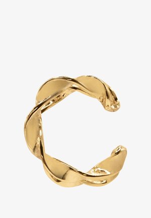 Anello in metallo dorato con un design intrecciato, caratterizzato da superfici lisce e brillanti e estremità aperte. Ha un aspetto minimalista e contemporaneo.
