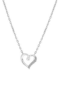 Zilveren hartvormige ketting met een spiraalontwerp; aan de ene kant versierd met kleine heldere stenen, bevestigd aan een schakelketting.