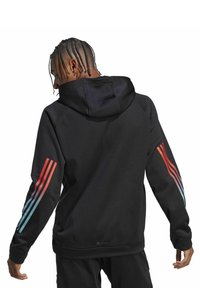 Schwarzer Kapuzenpullover mit Kordelzug, ausgestattet mit roten und blauen Farbverlaufstreifen an den Ärmeln. Weicher Stoff mit einem lässigen Schnitt.