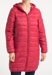 Rode pufferjas met een ritssluiting aan de voorkant, een capuchon, zijzakken en een horizontaal getailleerd patroon. Gemaakt van een glanzend, lichtgewicht materiaal.