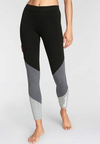 Svarta, grå och ljusgrå leggings med en åtsittande design, färgblockeringsmönster och "Bench."-logotyp på nederbenet. Mjukt, elastiskt material.
