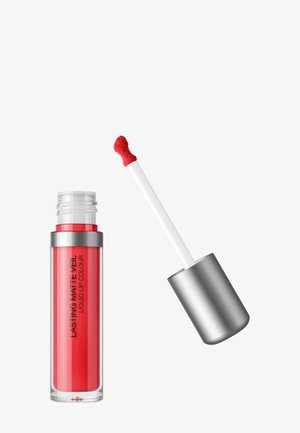 Rode vloeibare lippenstift met zilveren dop en sponsapplicator, gelabeld "Lasting Matte Veil Liquid Lip Colour" tegen een witte achtergrond.