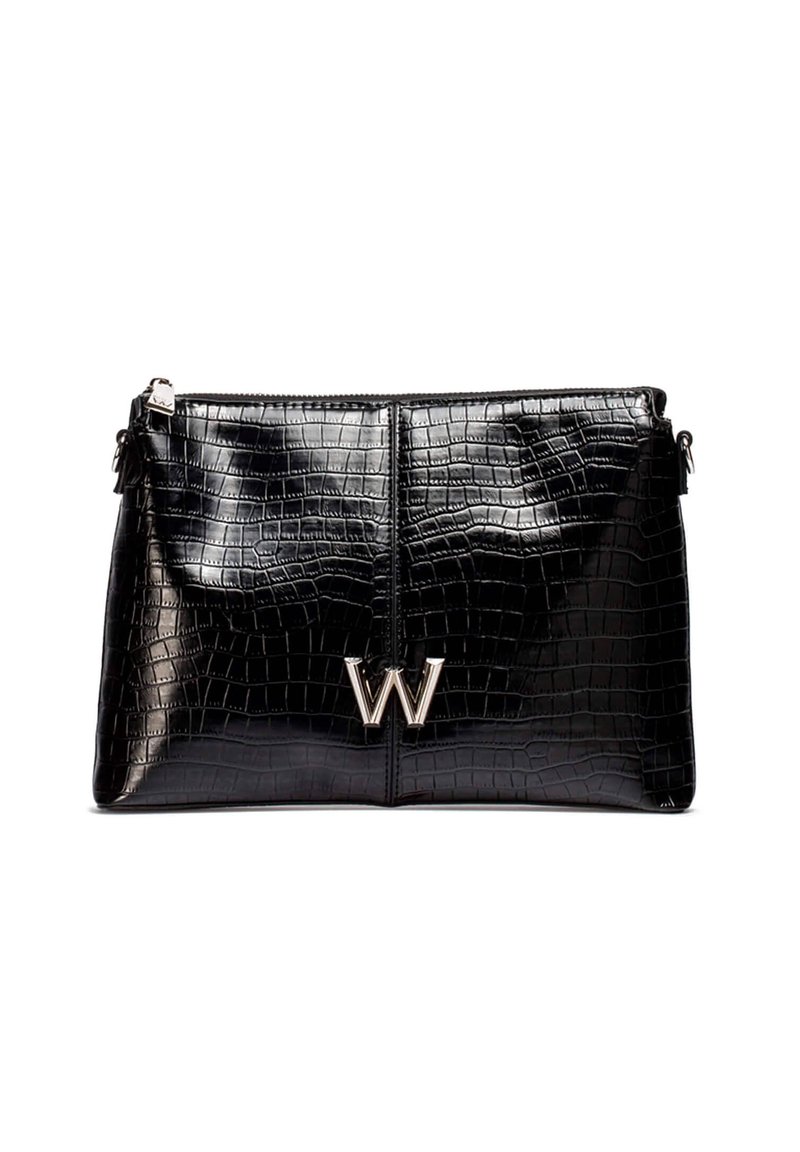 Clutch negro rectangular con textura de cocodrilo y logo plateado "W" sobre un fondo blanco.