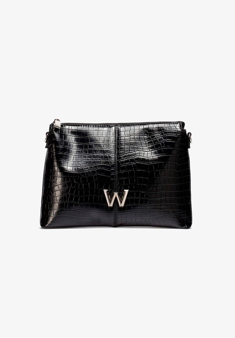Clutch negro rectangular con textura de cocodrilo y logo plateado "W" sobre un fondo blanco.