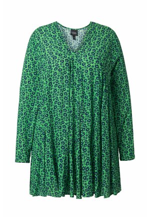 Vestido de estampado floral verde con mangas largas, escote en V y diseño plisado. Presenta pequeñas flores azules sobre un fondo verde vibrante.