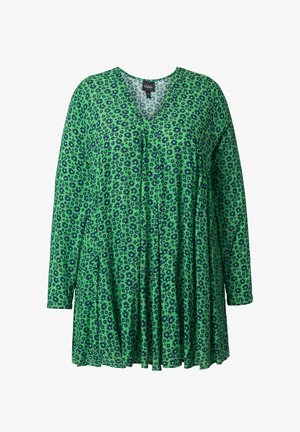 Grøn blomstret kjole med lange ærmer, V-hals og plisseret design. Har små blå blomster på en livlig grøn baggrund.