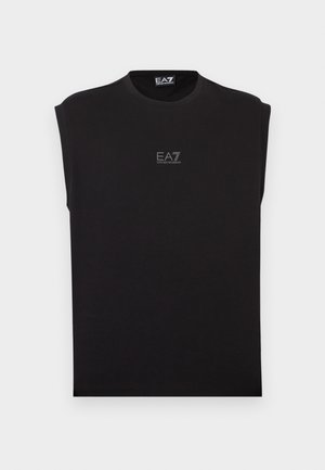 Črna brezrokavnik majica z okrolim izrezom, na sprednji strani majhen logotip EA7. Izdelana iz mehke, gladke tkanine z ohlapnim krojem.