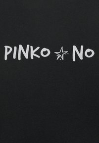 Svart textil med vit tryckt text "PINKO" och "No" med en stjärnsymbol, allt i en avslappnad, fet stil.