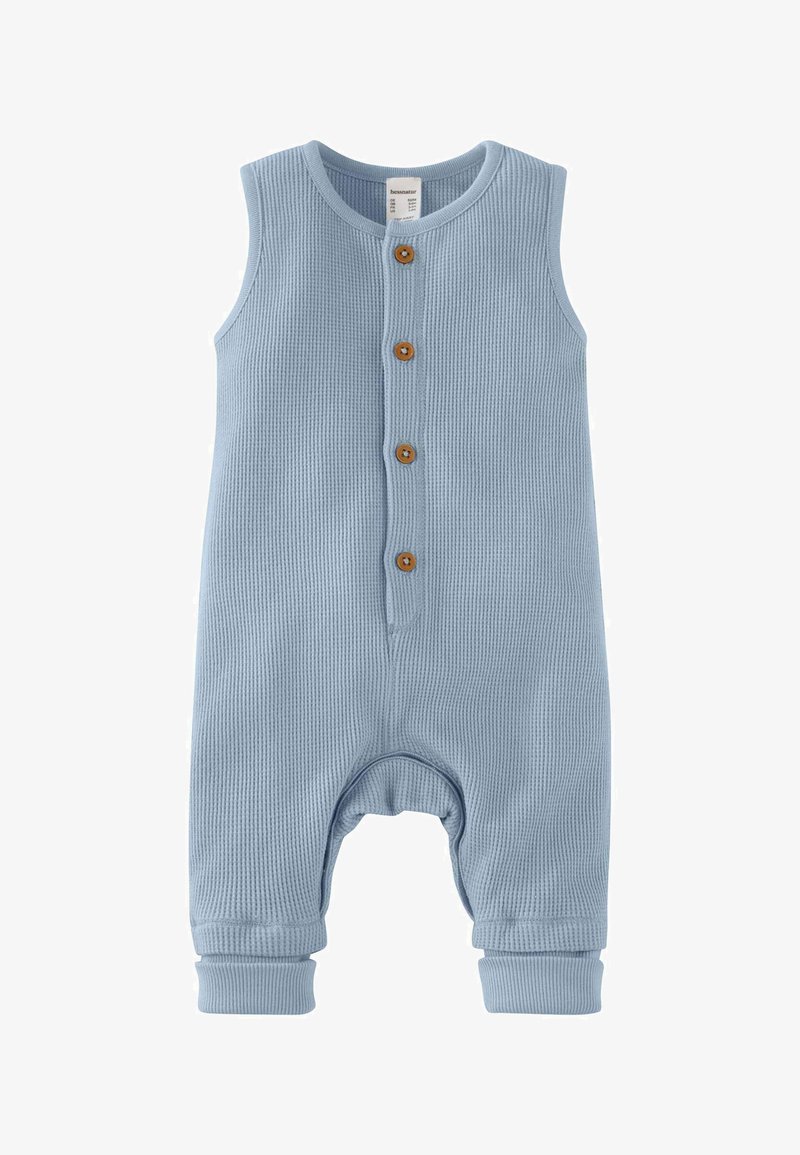 Ärmelloser hellblauer Baby-Strampler mit vorderen Holzknöpfen, strukturierter Stoffoberfläche und mit Bündchen versehenden Beinen.