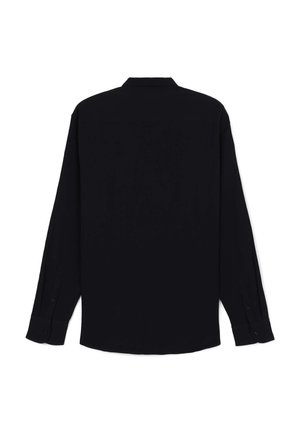 Schwarzes Langarmshirt aus glattem Stoff mit spitzem Kragen, Knopfmanschetten und abgerundetem Saum. Die Rückansicht zeigt ein schlichtes Design.