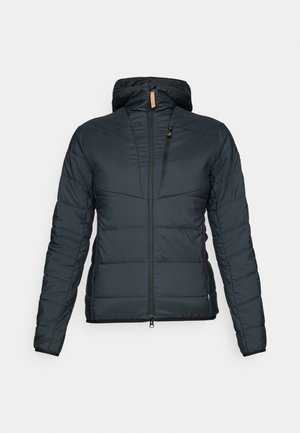 Zwarte gewatteerde jas met capuchon, voorzien van een ritssluiting aan de voorkant, elastische manchetten en een zachte textuur. Accentdetail omvat een kleine ritszak.