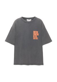 Grå oversized t-shirt lavet af bomuld, med et brystlomme grafik i orange der står "BRITISH PAINTING IN THE SIXTIES."