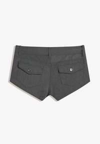 Shorts grii dintr-un material texturat, având două buzunare la spate cu închidere prin clips și un design ajustat.
