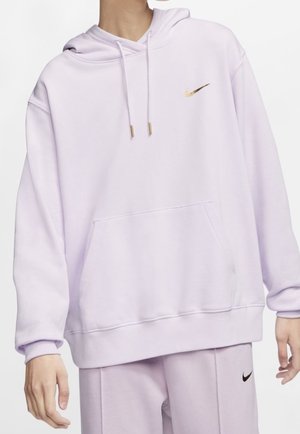 Sweatshirt à capuche lilas en tissu doux, doté d'une poche avant et d'un logo Nike doré sur la poitrine gauche. Cordon de serrage avec des embouts dorés.