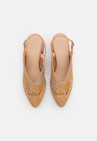 WONDERS Classic heels - yellow