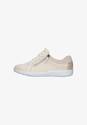 Beige sneaker met witte zool, zijrits, veters, geperforeerd hielaccent en een getextureerd patroon op de hielkraag, van opzij gezien.
