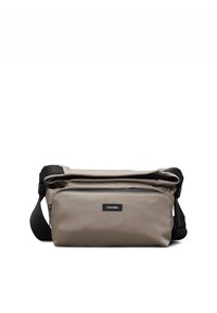 Szürke szövet válltáska cipzáros elülső résszel, téglalap alakú, állítható fekete pánttal és egy kisebb Calvin Klein logóval.