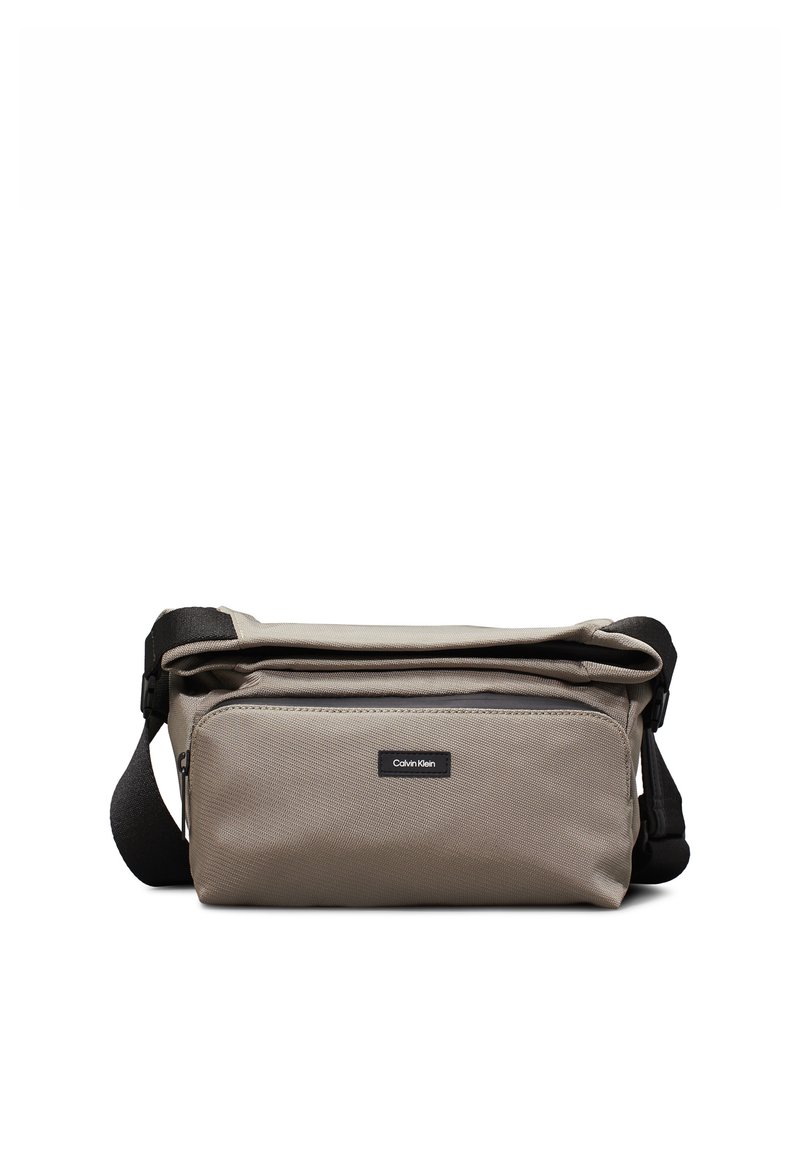 Szürke szövet válltáska cipzáros elülső résszel, téglalap alakú, állítható fekete pánttal és egy kisebb Calvin Klein logóval.