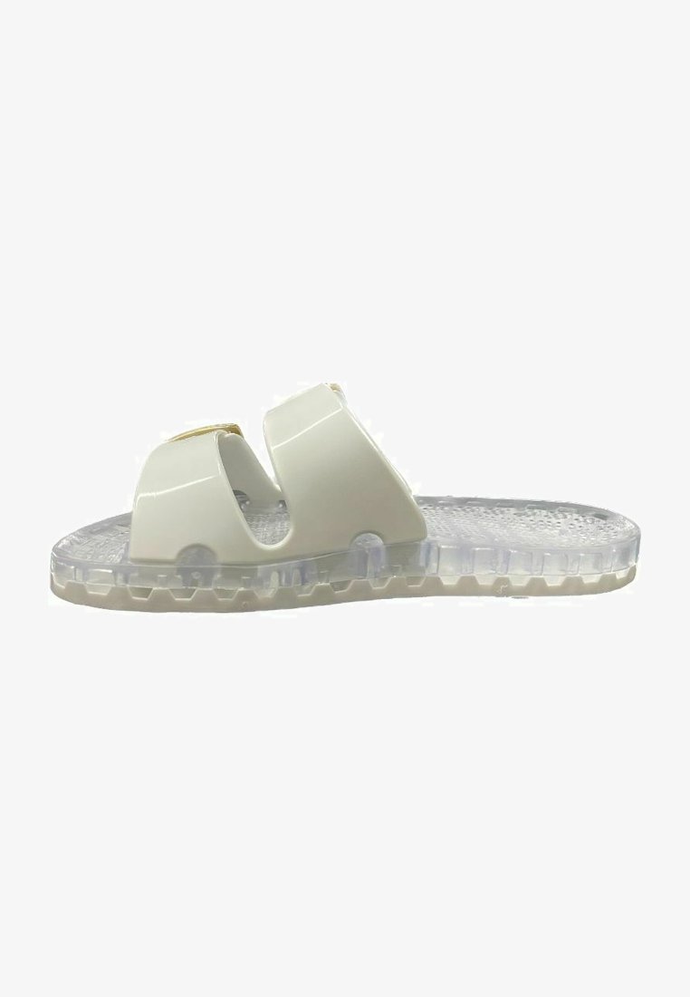 Witte plastic slipper met twee overlappende bandjes en een doorzichtige, gestructureerde zool. Beschikt over een gladde afwerking en een open ontwerp.