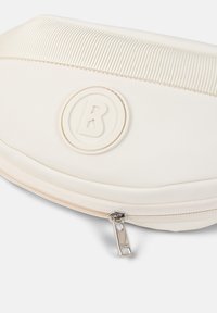 Pochette sintetica bianca con superficie texturizzata, chiusura con zip e un logo circolare in rilievo raffigurante la lettera "B" sul davanti.