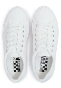 Baskets en toile blanches avec des orteils ronds, six oeillets et lacets plats. La semelle intérieure affiche un logo en damier noir et blanc.