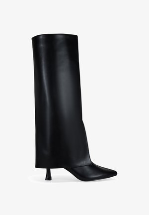 Botte haute en cuir noir au design ajusté, avec un bout pointu et un talon effilé unique. Texture lisse et construction sans couture.