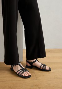 Gabor Comfort Páskové sandály  - schwarz/gold