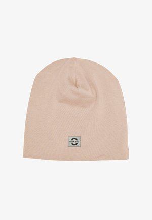 Bonnet tricoté beige avec un petit écusson rectangulaire gris étiqueté "mikk-line" centré près du bord inférieur.