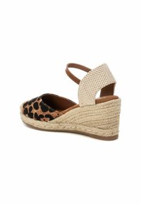 Espadrille con zeppa in stampa leopardata, con suola in corda naturale, cinturino alla caviglia in marrone e parte posteriore in tessuto beige strutturato. Design casual e versatile.