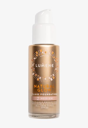 Fond de teint fluide Lumene Natural Glow en teinte 2 Medium avec distributeur pompe, favorisant l'éclat et offrant une protection SPF 20 pour tous les types de peau.
