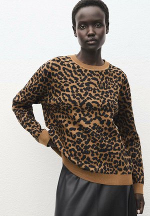 Suéter de punto con estampado de leopardo marrón, de mangas largas, con cuello y dobladillo acanalados, combinado con una falda de cuero negra. Tejido texturizado, corte casual.