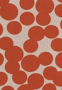 Tessuto rosso e bianco con cerchi rossi solidi di diverse dimensioni su uno sfondo di crema chiaro, che presenta una texture liscia e un motivo ripetuto.