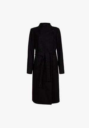 Černý vlněný kabát s dlouhými rukávy, vysokým límcem a zapínáním na přední průvleky. Obsahuje odpovídající pásek a má hladkou texturu.