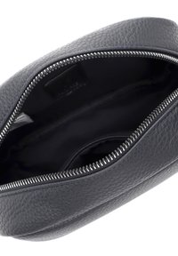 Borsa in pelle nera con texture, dotata di chiusura con zip nella parte superiore. Fodera interna scura, con una tasca singola. Zip liscia che accentua il bordo.