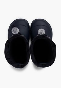 Chaussures imperméables bleu marine avec un design texturé, dotées de fermetures à bascule transparentes et d'intérieurs doux et isolés. Forme à bout rond, semelle durable.