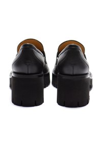Scarpe platform in pelle nera con suole spesse e talloni arrotondati. Presentano una finitura liscia e cuciture visibili lungo le cuciture.